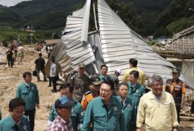 随着救援人员搜寻幸存者，韩国暴雨造成的死亡人数不断上升