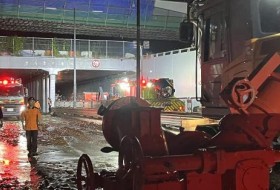 韩国一条被洪水淹没的公路隧道中拖出九具尸体