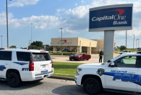 一男一女在德州银行外自杀