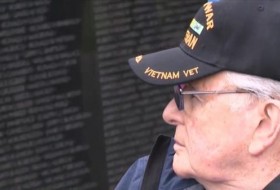 “这是当之无愧的”:荣誉飞行退伍军人参观纪念碑、纪念碑和博物馆