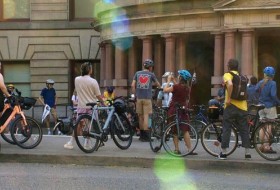 骑自行车的人在市政厅集会上呼吁提供更多安全空间