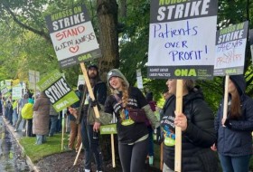 近1800名普罗维登斯护士和临床医生周一开始罢工，在俄勒冈州的3个地点进行纠察