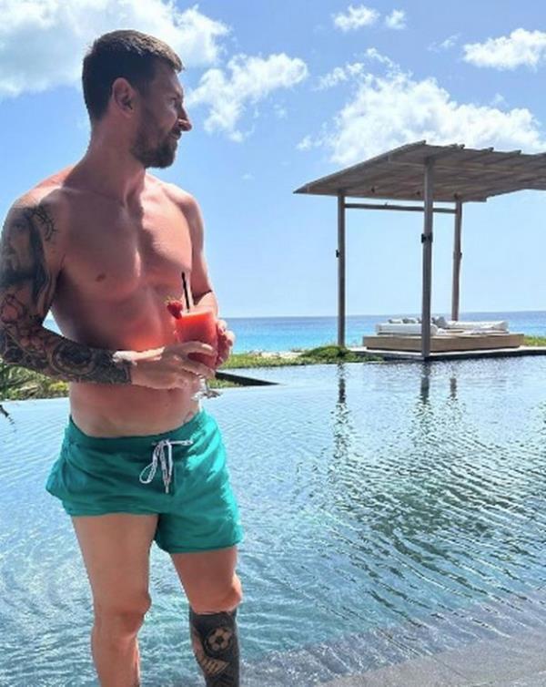 Lio<em></em>nel Messi had fans co<em></em>nfused after the football legend posted a snap of himself on holiday with his knees taking the limelight of the photo