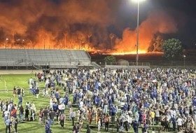 照片:加州高中毕业典礼上发生火灾
