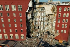 爱荷华州一幢大楼倒塌，一名妇女的腿被截肢，她的妻子大声疾呼