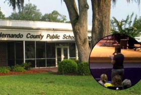 妈妈抨击佛罗里达学校董事会图书馆里的“色情”:“厌倦了扭曲的文字”