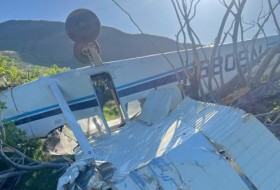 一架小型飞机在犹他州南部倒挂坠毁，飞行员未受伤