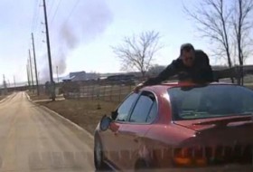 警方录像显示，爱荷华州一名警察在司机超速行驶时紧紧抓住汽车