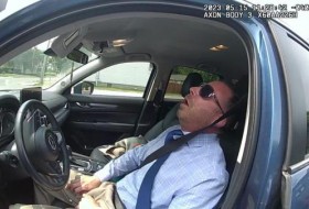 “你手里拿着大麻管”:警方随身摄像头显示议员在车里睡着了