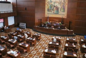 俄勒冈州参议院陷入僵局，无故缺席人数增加，一些议员面临再次当选的风险