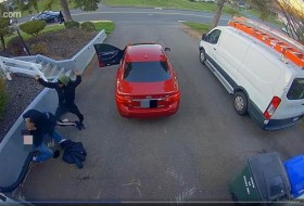 视频显示，康涅狄格州一名房主在自家车道上击退了4名劫车犯