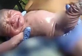 视频显示佛罗里达州副警长在高速公路上接生婴儿