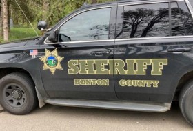 本顿县99W高速公路上一名司机撞树身亡