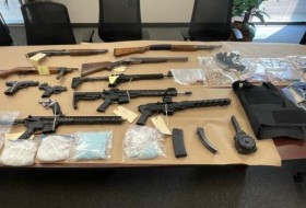 温哥华警方在洛杉矶中心的家中发现毒品和非法持有的枪支，男子被捕