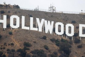随着罢工最后期限的临近，好莱坞编剧和电影公司进行最后一刻的谈判