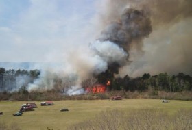 罗得岛镇发生丛林大火，居民要求撤离