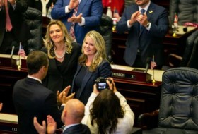 佛罗里达州共和党通过为期6周的堕胎禁令;德桑蒂斯签了名