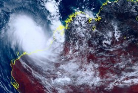 澳大利亚8年来最强大的气旋横越海岸